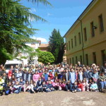 tutti gli alunni in giardino