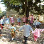 Che bel girotondo con i bambini grandi e piccoli.