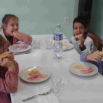 Alla fine della giornata siamo ritornati a scuola per gustare delle buonissime bruschette fatte proprio con l’olio che il signor Adelmo ci ha regalato. 