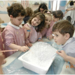 Con le cannucce, i bambini si sono divertiti a fare tante bolle di sapone.