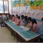 I bambini giocano con l’acqua e la sperimentano utilizzando diversi oggetti.