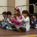 Alcuni bambini della Scuola Primaria si esibiscono con strumenti ritmici 