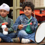 Alcuni bambini della Scuola dell’Infanzia durante l’attività musicale: che ritmo!!!