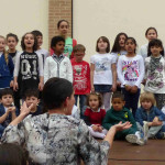 I bambini della scuola dell’infanzia  e della scuola primaria, insieme, in un coro di splendide voci.