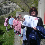 La maestra Silvia con la lettera.