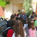 Nonno Libero ci accoglie davanti alla sua casa.