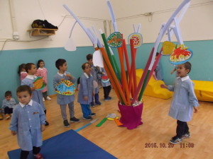 I bambini mangiano le delizie dell'albero.