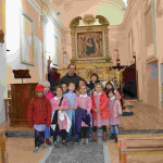 I bambini e Fra Moreno, nella chiesa di Colfano