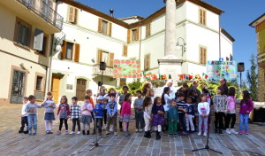 i bambini della materna e della primaria  insieme per cantare