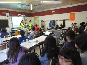 Volontari della protezione civile in classe