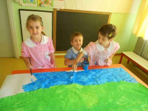 i-bambini-stanno-preparando-un-cartellone