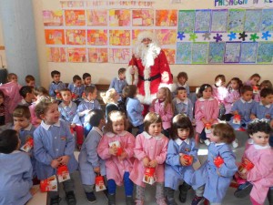 dopo-tanti-regalini-babbo-natale-fa-una-foto-con-tutti-i-bambini