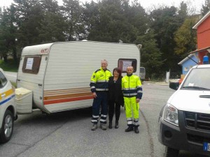 La delegazione della Protezione Civile accolta dall'insegnanteMatilde Rinaldi.