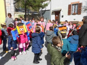 ALCUNI BAMBINI CI STANNO ASPETTANDO ALL'APERTO PER SALUTARCI