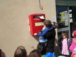 ED ORA IMBUCHIAMO LA LETTERA NELLA CASSETTA DELLA POSTA