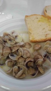 ANTIPASTO DI VONGOLE CON FETTA DI PANE TOSTATA