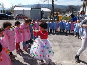 Primavera "veste" la natura che la circonda