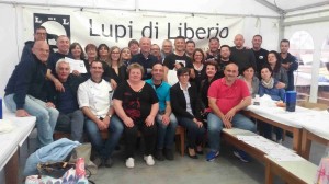 FOTO DI GRUPPO PER SALUTARE E RINGRAZIARE I LUPI DI LIBERIO