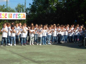 UN CORO SPECIALE DI TUTTI I BAMBINI DELLA SCUOLA