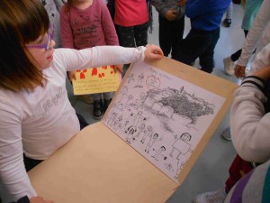 I BAMBINI DI CINQUE ANNI DONANO AI BAMBINI DI SALUZZO UN CARTONCINO CON IL DISEGNO DI BELFORTE E DI LORO STESSI