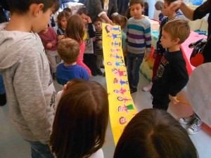 I BAMBINI DI QUATTRO ANNI DONANO AI BAMBINI DI SALUZZO UNO STRISCIONE CON I LORO DISEGNI