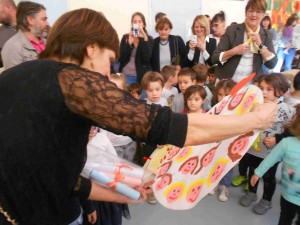 I BAMBINI DI TRE ANNI DONANO AI BAMBINI DI SALUZZO UN CARTELLONE CON LE LORO FACCINE