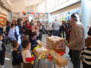 SONO APPENA ARRIVATI GENITORI E BAMBINI DELLA SCUOLA DELL'INFANZIA SALUZZO DI MODENA