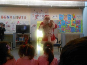 E' ARRIVATO BABBO NATALE CON LA BARBA LUNGA E BIANCA