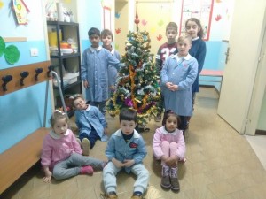 I bambini e l'albero decorato