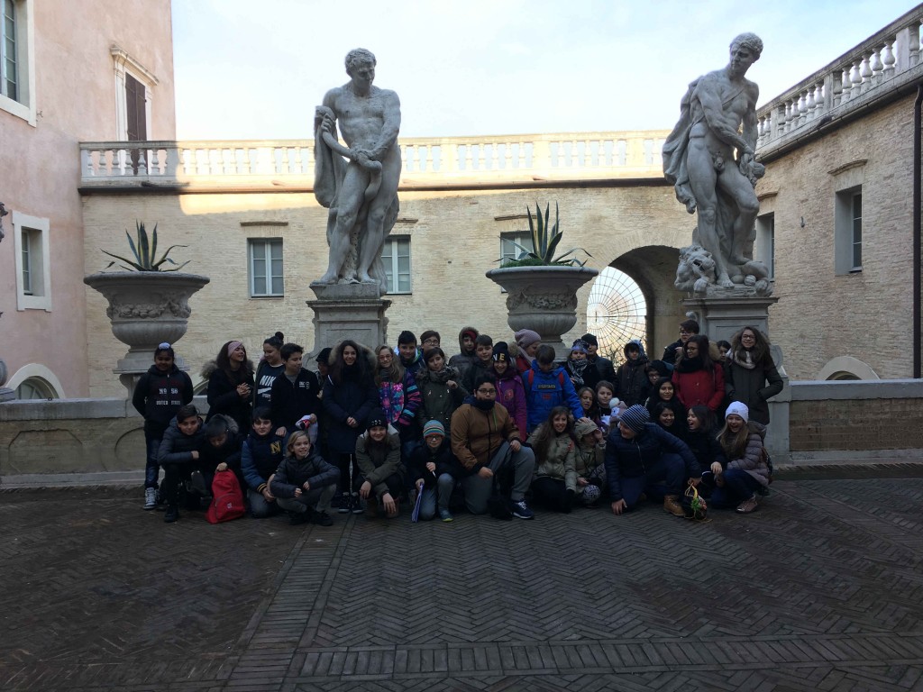 Gli alunni delle tre classi sotto le statue di Ercole nel cortile di Palazzo Buonaccorsi