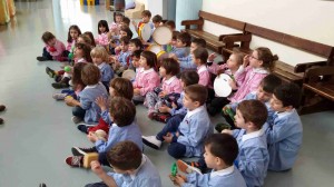 I BAMBINI SUONANO DIVERSI STRUMENTINI