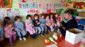 I BAMBINI SUONANO LE MARACAS CON IL MAESTRO MARIO