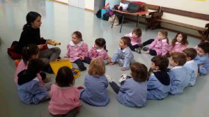 LA MAESTRA STEFANIA CON I BAMBINI DI 3 ANNI