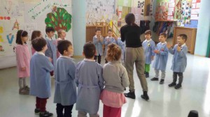 LA MAESTRA STEFANIA CON I BAMBINI DI 5 ANNI