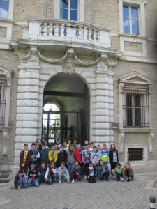 Foto di gruppo davanti al teatro Le Muse.