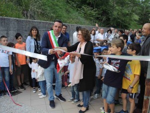 DIRIGENTE E SINDACO TAGLIANO IL NASTRO PER L'INAUGURAZIONE DEL GIARDINO