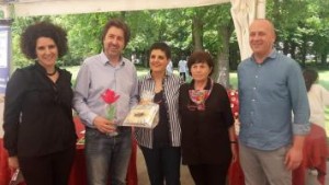 foto di gruppo con il sindaco di Cento, Fabrizio Toselli  e l'assessore Fiastrelli