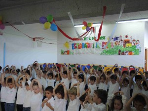 I BAMBINI STANNO CANTANDO E MIMANDO LA CANZONCINA SCUOLA IN FESTA