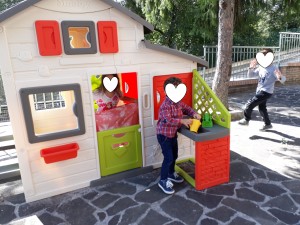 Giochiamo a mamma e figlio nella nostra nuova casa...