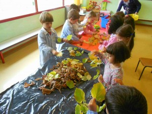 I BAMBINI SI DIVERTONO A TOCCARE LE FOGLIE