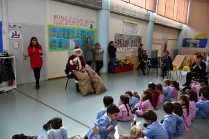 BABBO NATALE ASCOLTA FELICE I BAMBINI CHE CANTANO