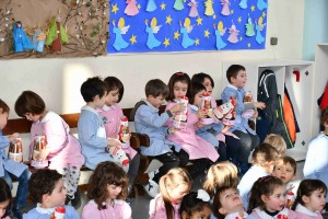 I BAMBINI GUARDANO MERAVIGLIATI IL REGALO DI BABBO NATALE