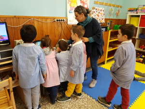 Mentre ascoltiamo le canzoncine con la maestra Lucia.