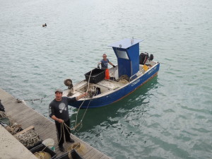 Civitanova Marche - i pescatori al porto preparano le reti