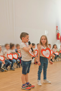 Sara e Alessio introducono la maestra Alessandra Rossi che ha accompagnato i bambini dei 5 anni alla scoperta delle prime paroline in inglese