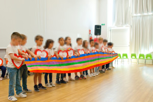 I bambini di 5 anni cantano la canzone  "I can see a rainbow"