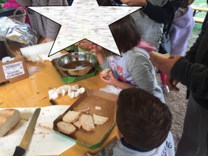 I bambini che mangiano pane e miele.