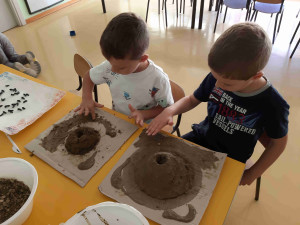 I BAMBINI CON LA TERRA FORMANO UN VULCANO ED UN FORMICAIO