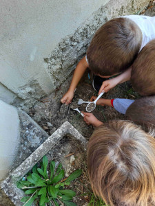 I BAMBINI PRENDONO LA TERRA IN GIARDINO