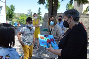 Ecco il nostro dono per la Sindaca: un vaso di fiori realizzato con tappi di bottiglie...